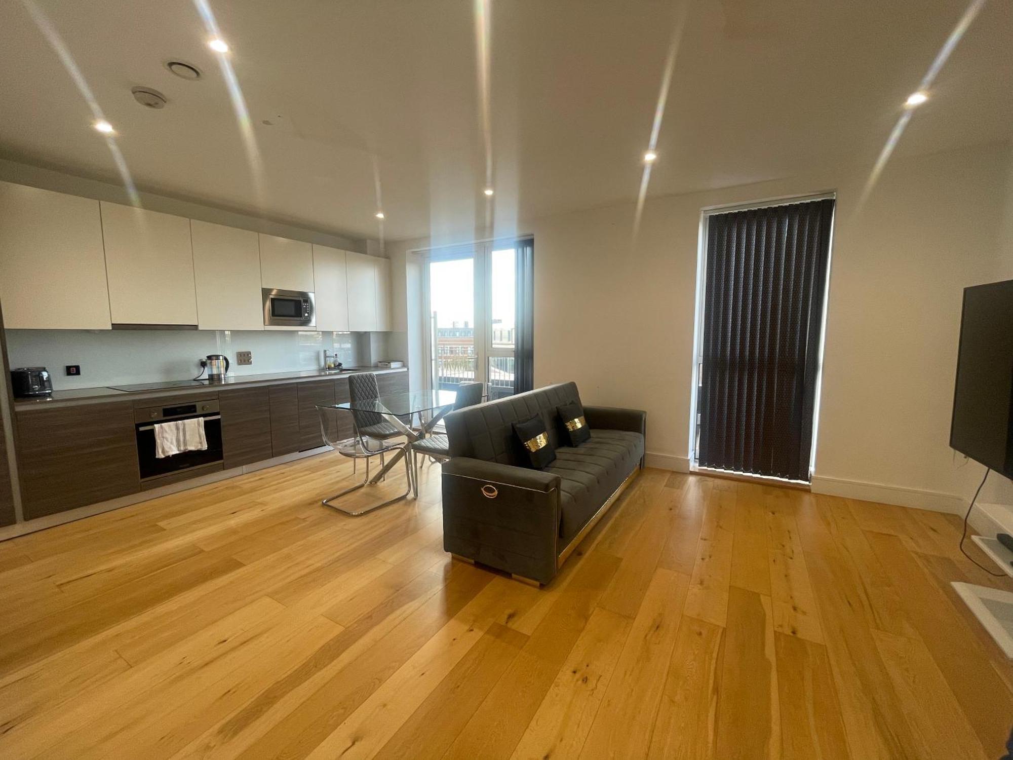 Luxury Floor Penthouse Near Heathrow Apartment *