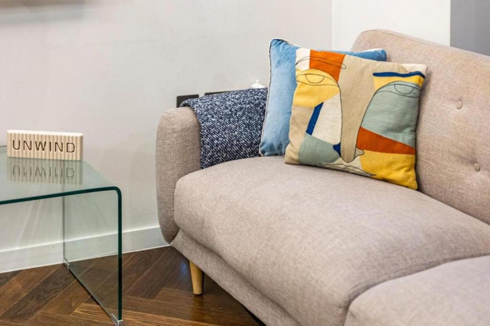 Modern Simplicity, Minimalist 2br Flat In * Londen
