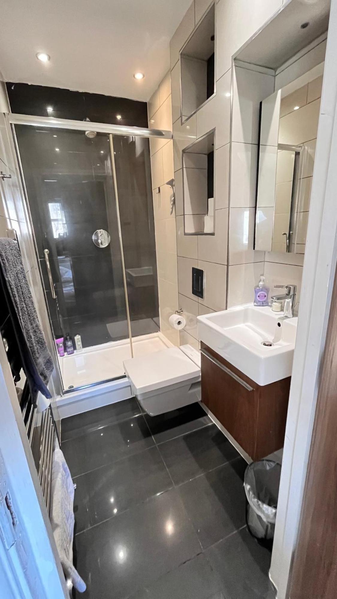 Apartment W12 Ensuite London