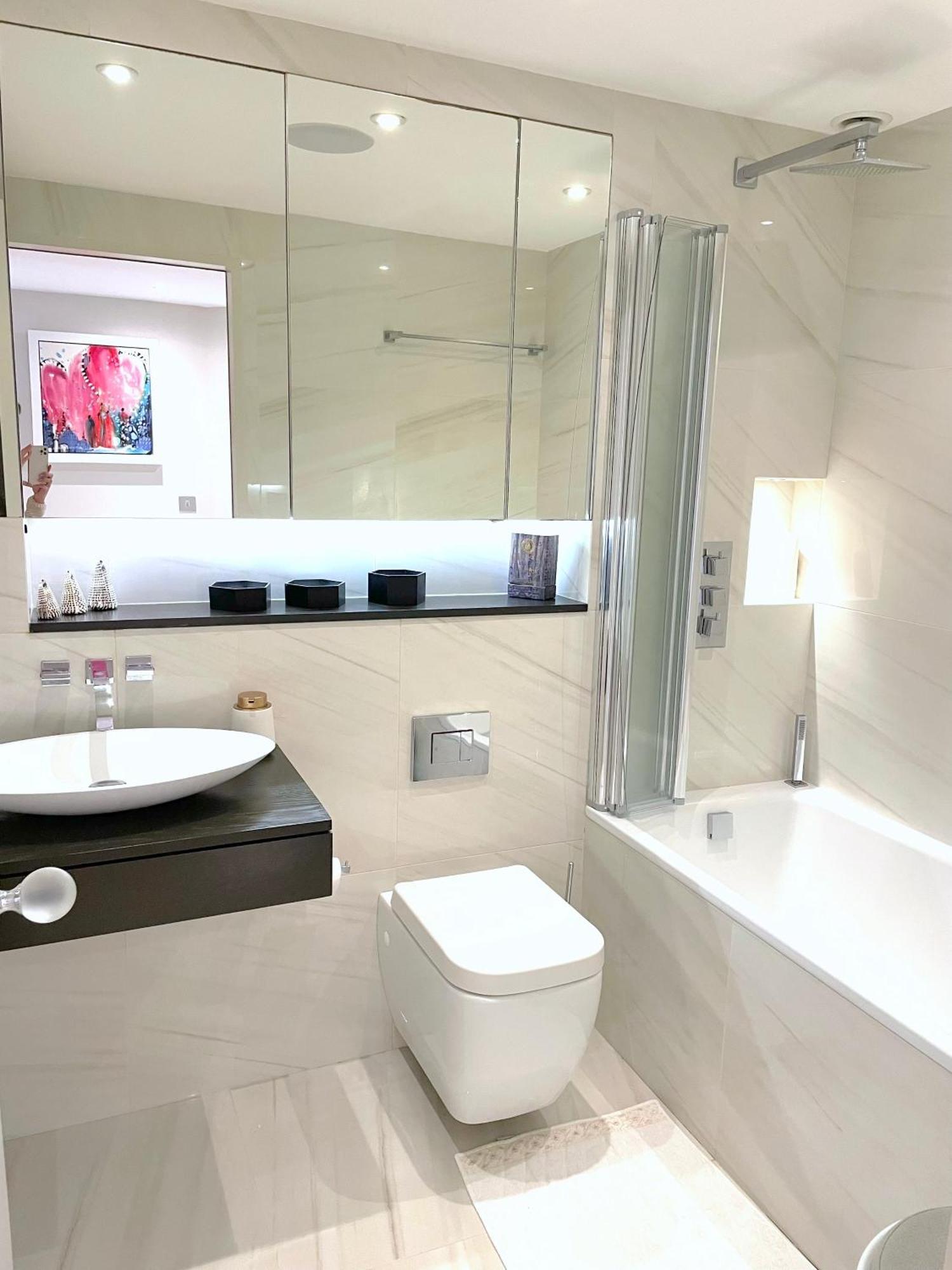 Elegant Designer By Chelsea Bridge & Battersea Power Station Apartment