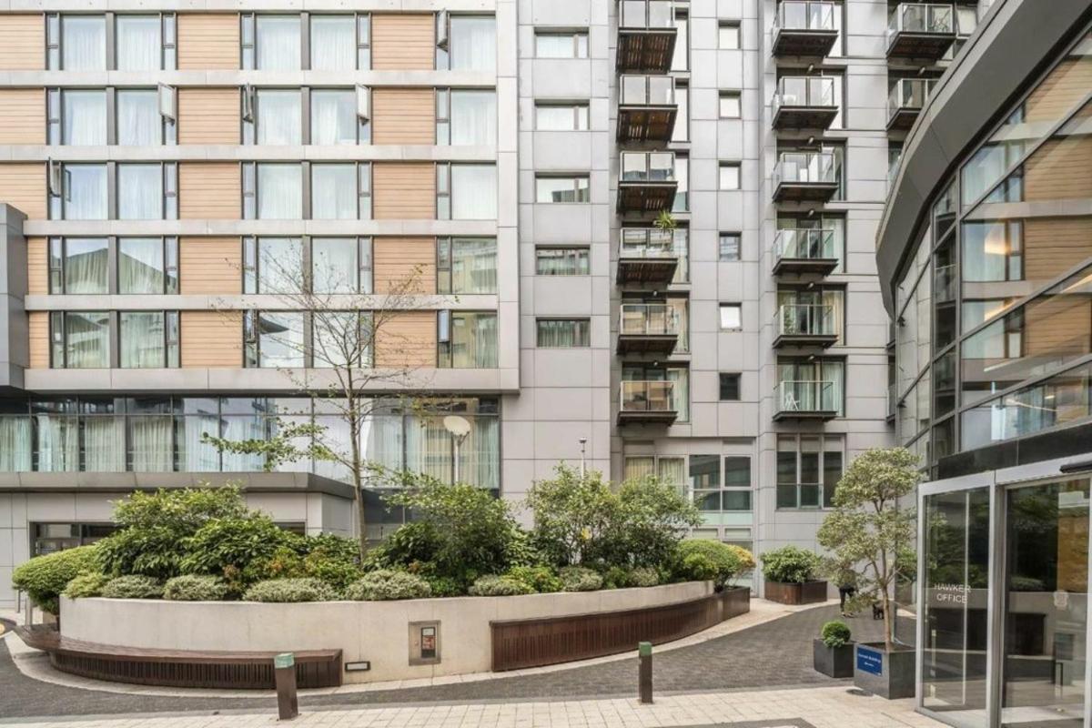 Elegant Designer By Chelsea Bridge & Battersea Power Station * London
