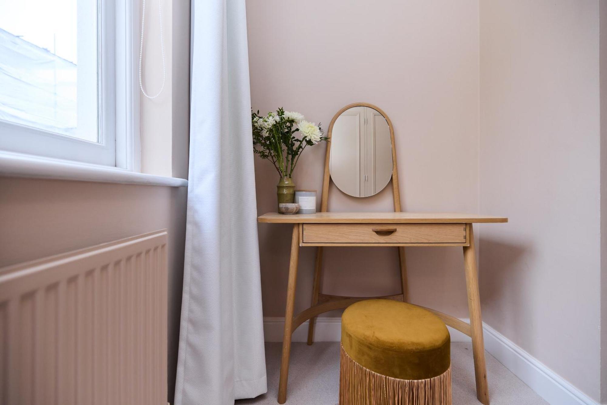 The Violet Hill Haven - 3bdr With Garden Apartment *