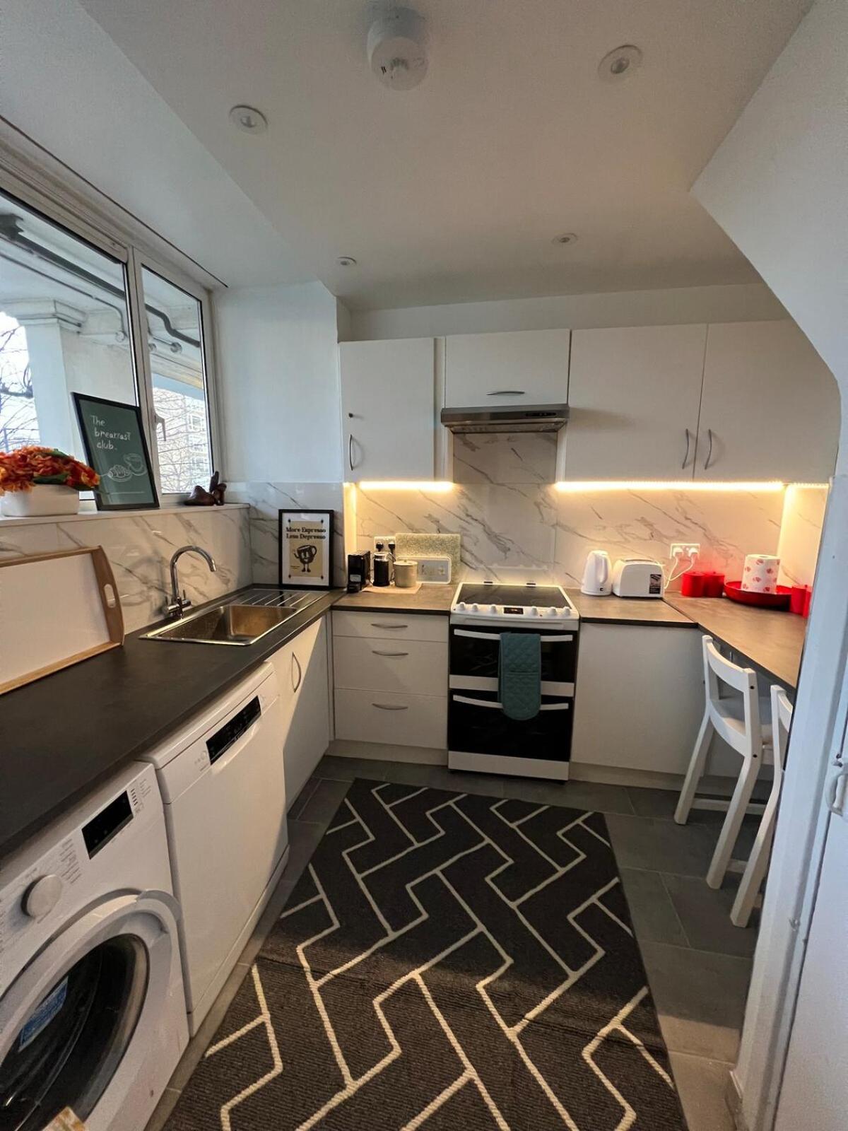Amazing Location 2 Bed Swiss Apartment *