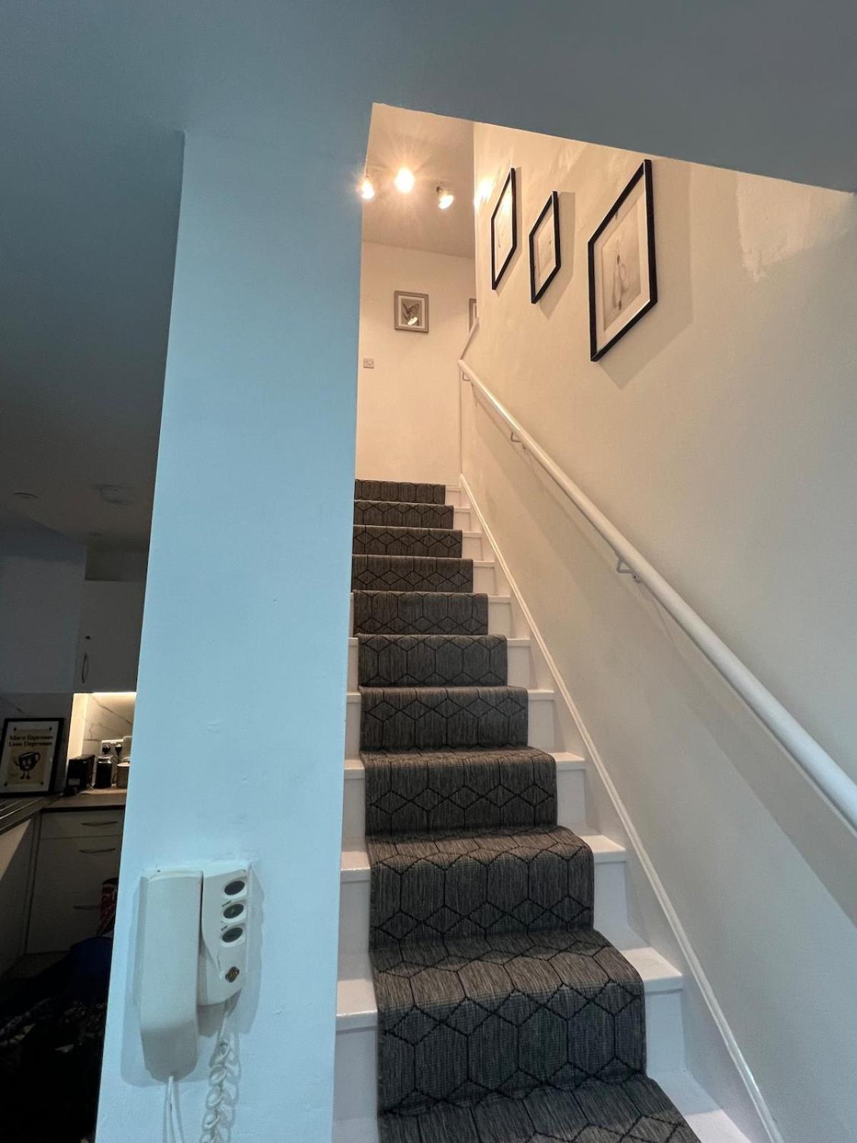 Amazing Location 2 Bed Swiss Apartment *