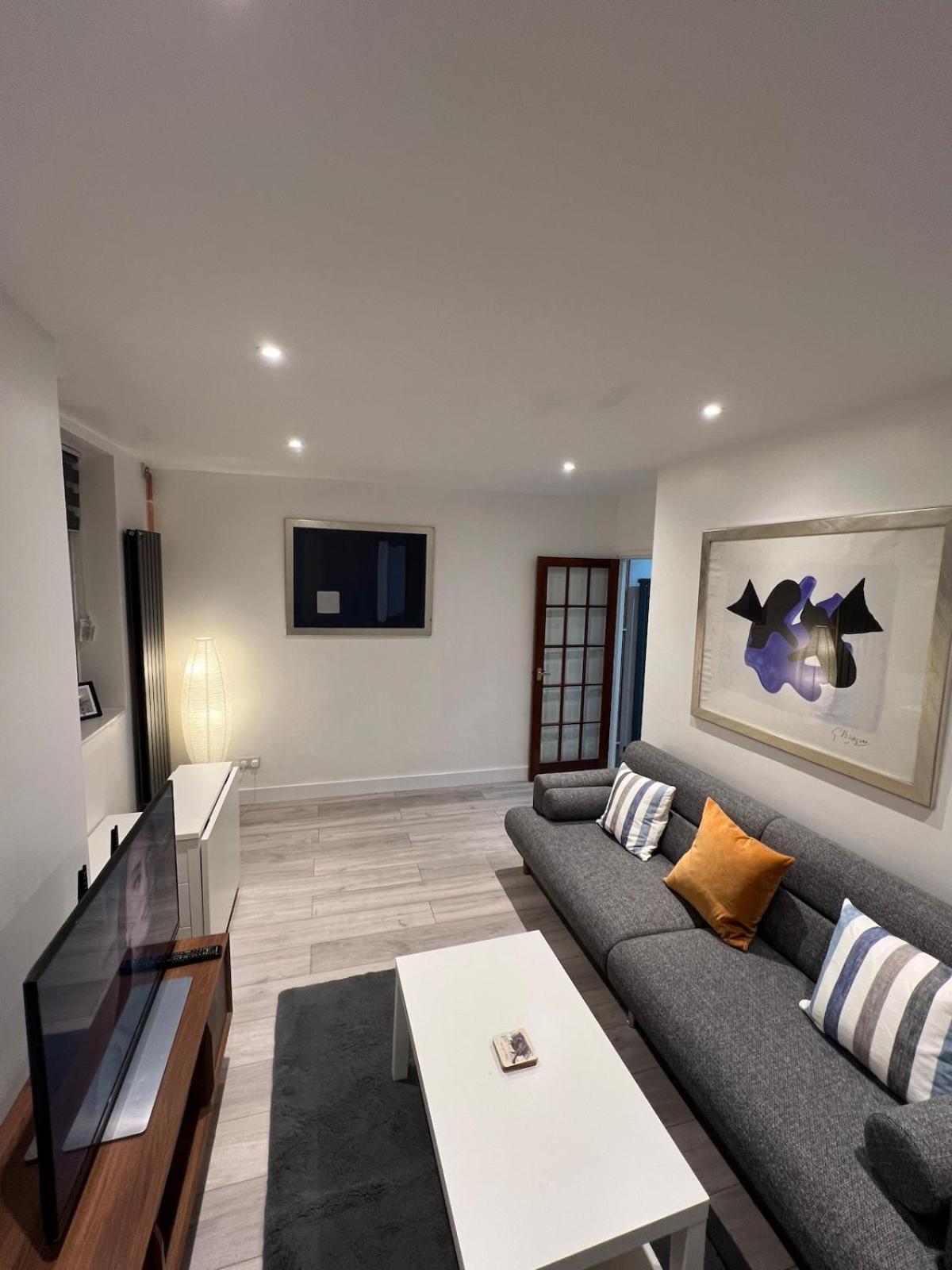 Amazing Location 2 Bed Swiss Apartment London