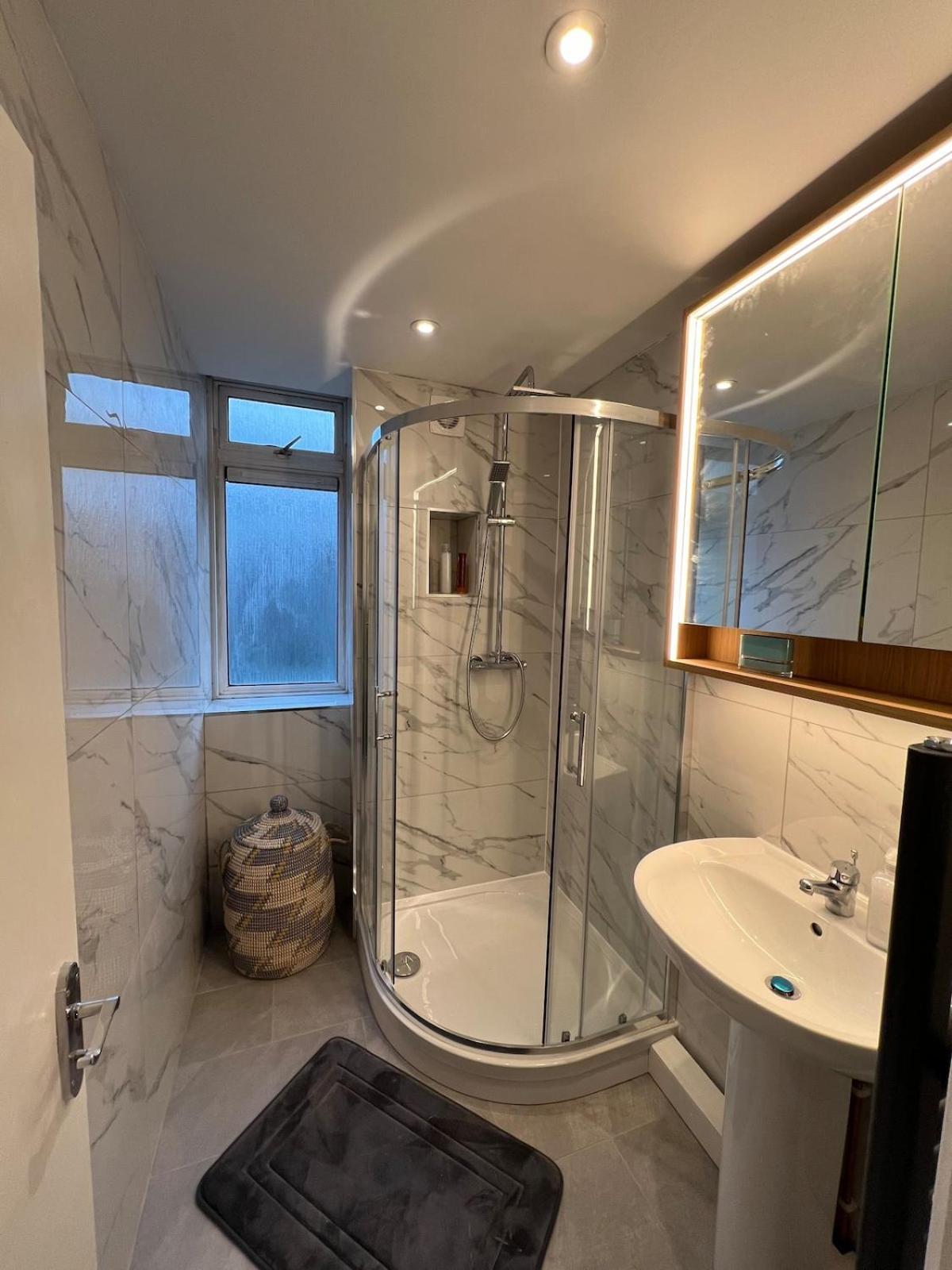Amazing Location 2 Bed Swiss London