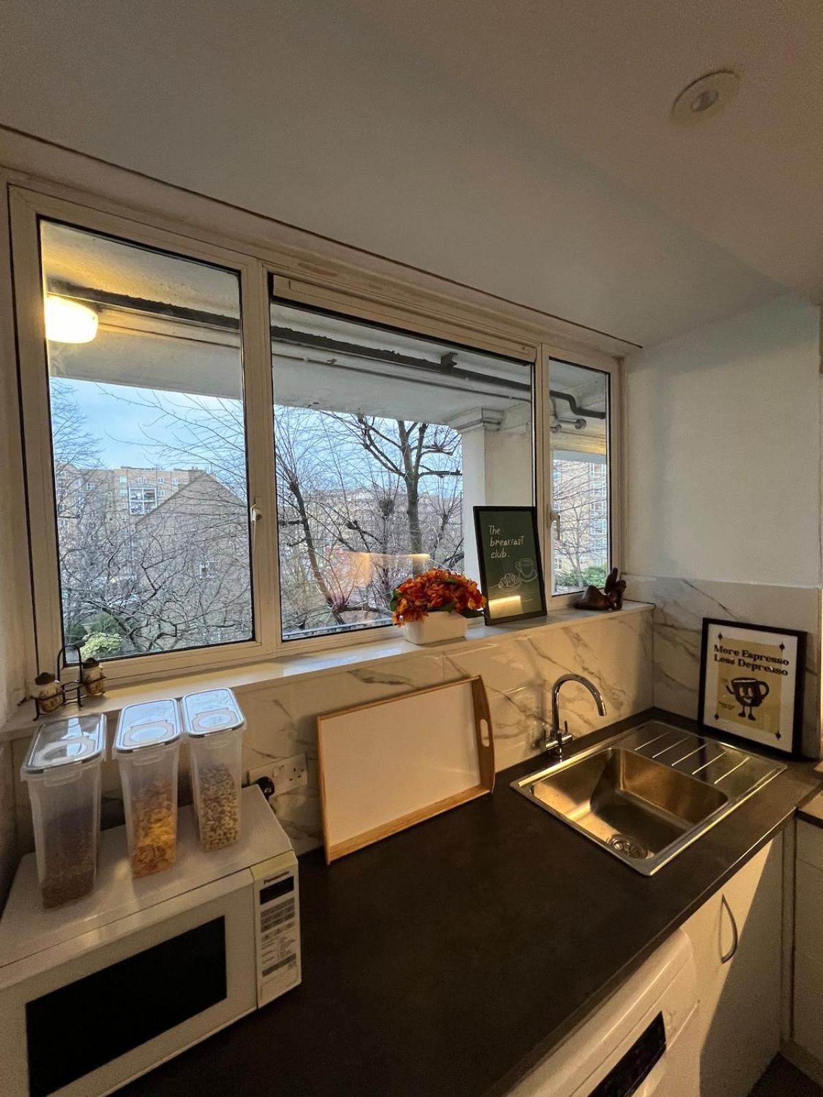 Amazing Location 2 Bed Swiss Apartment London