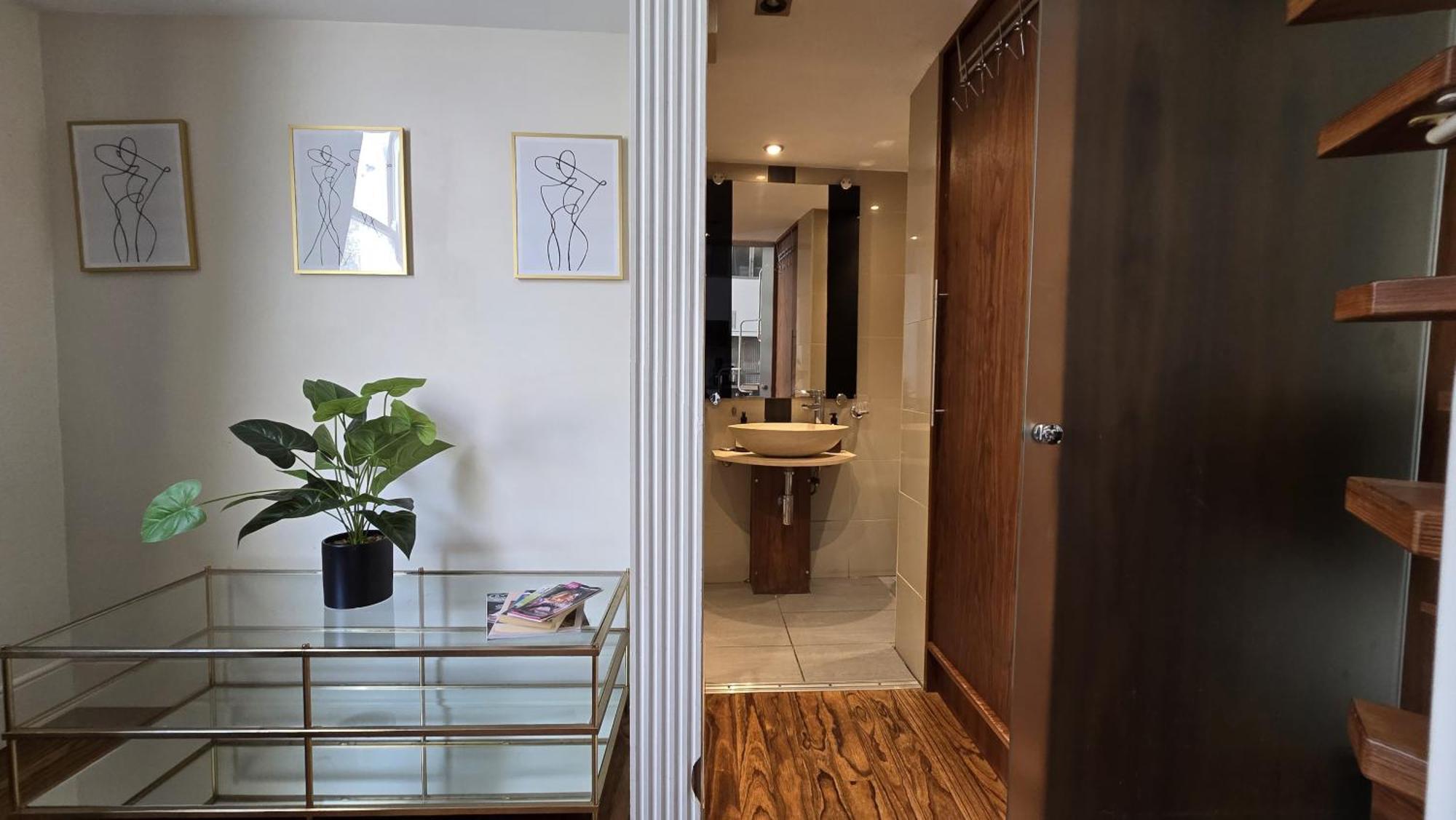 Charming In Notting Hill Apartment