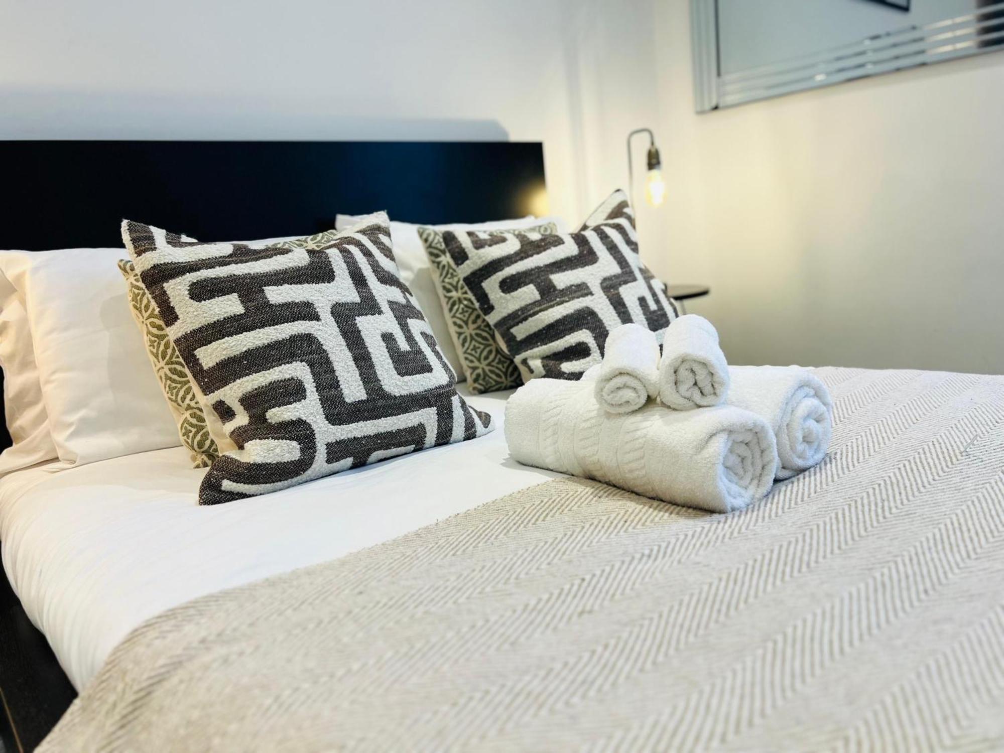 Stylish Flat Steps From Oxford Street! Londen