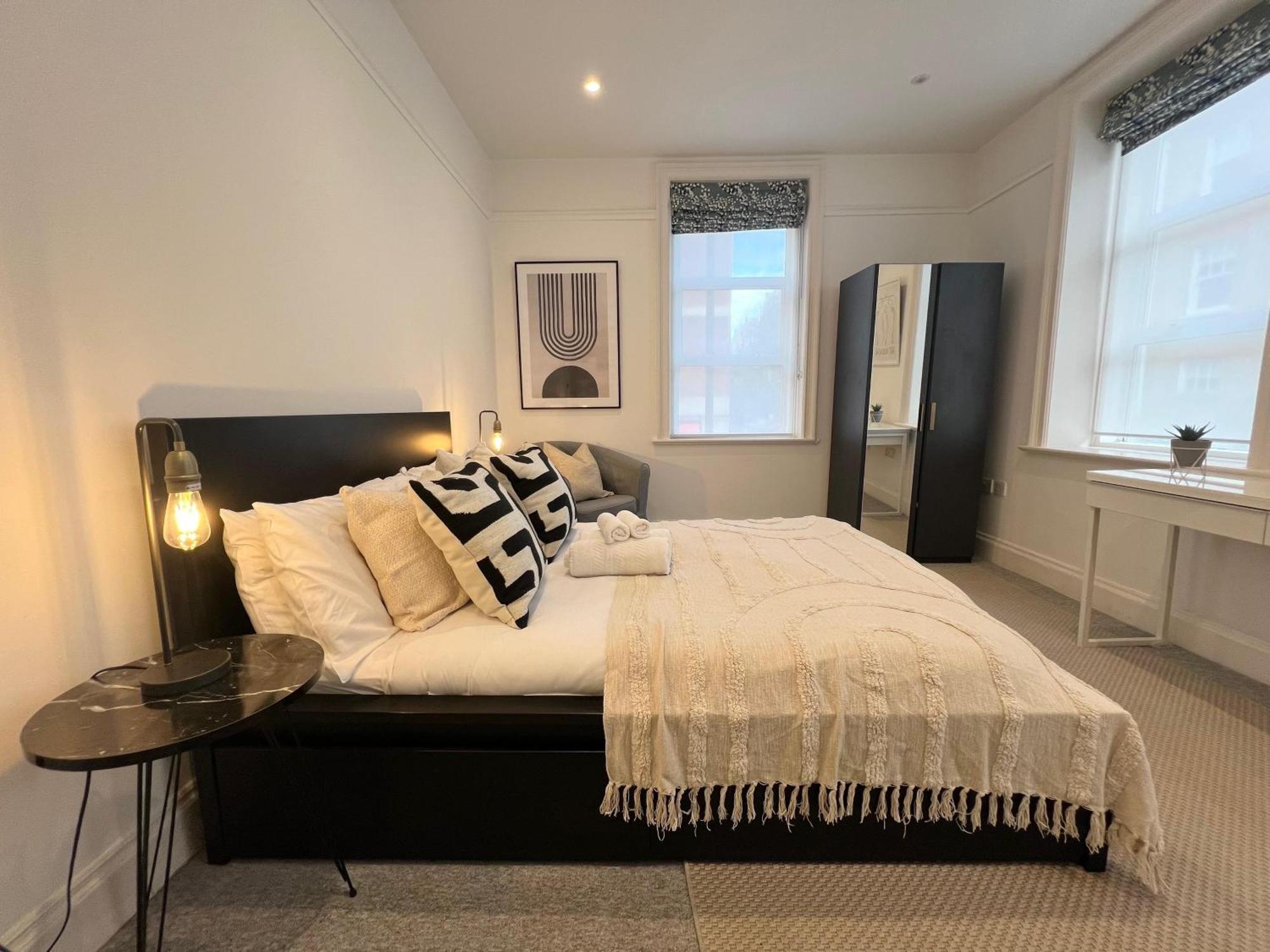Stylish Flat Steps From Oxford Street! Londen