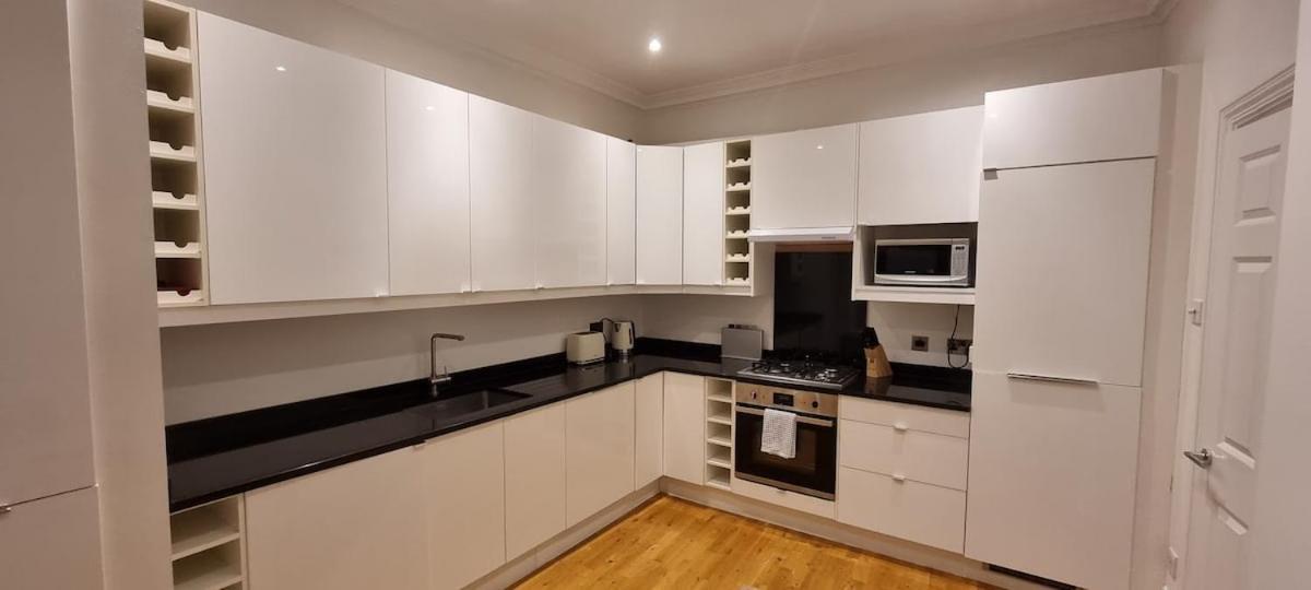 Star Warwick Mansions 3-bed Oasis Appartement Londen