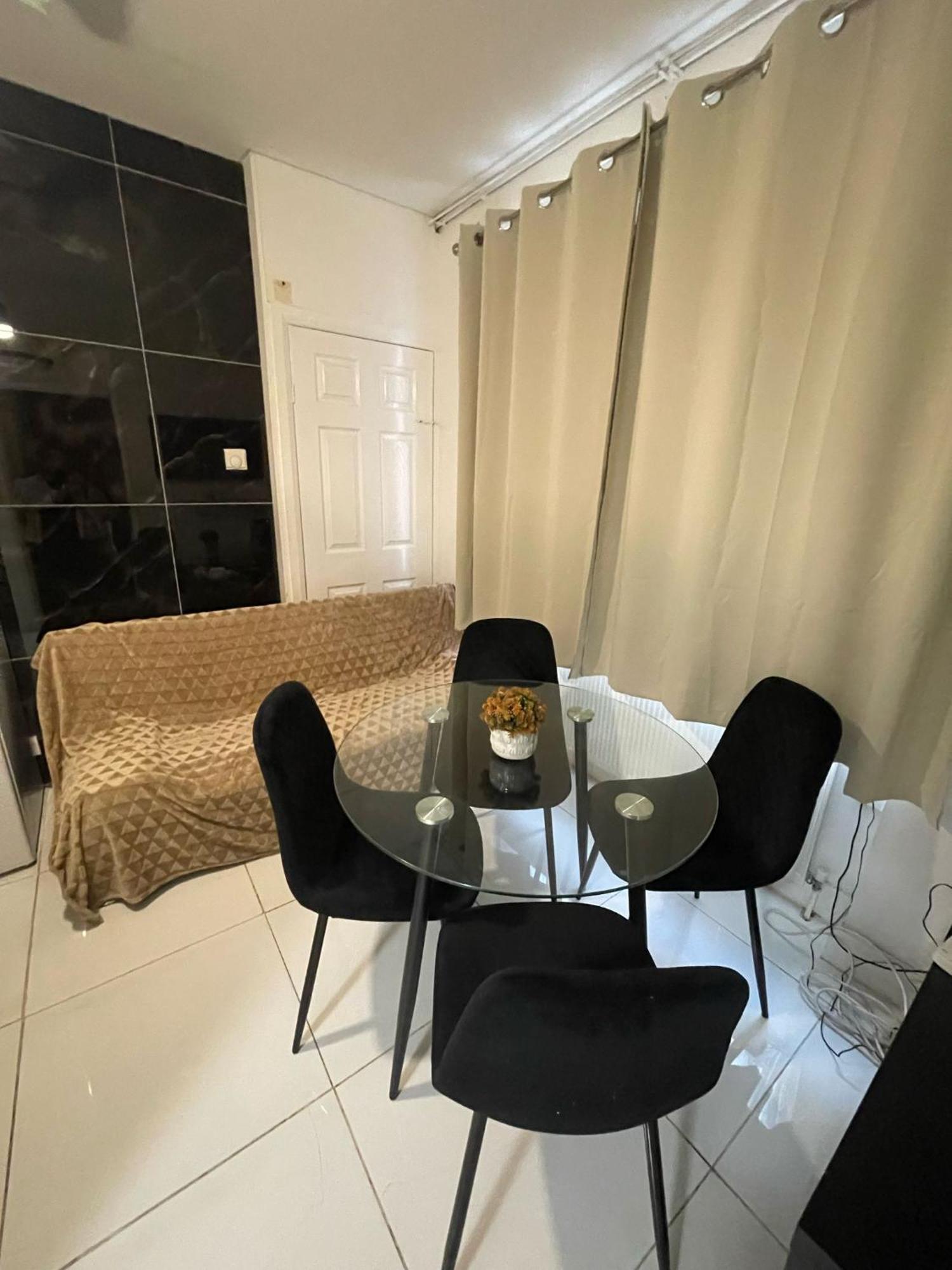 2 Bedroom Flat Ground Floor Apartment *