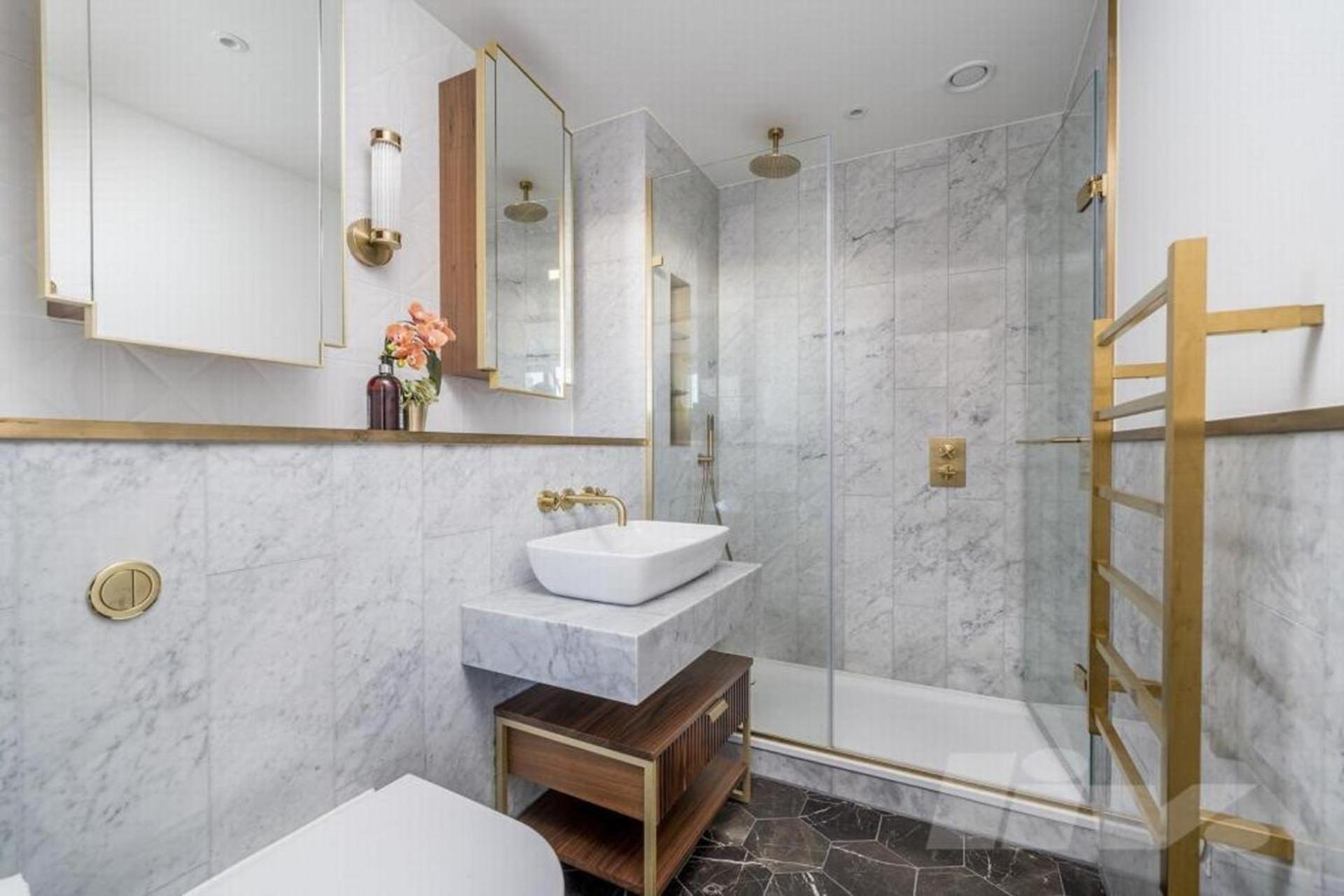 Apartment Tower Retreat - Modern 2 Bedroom London