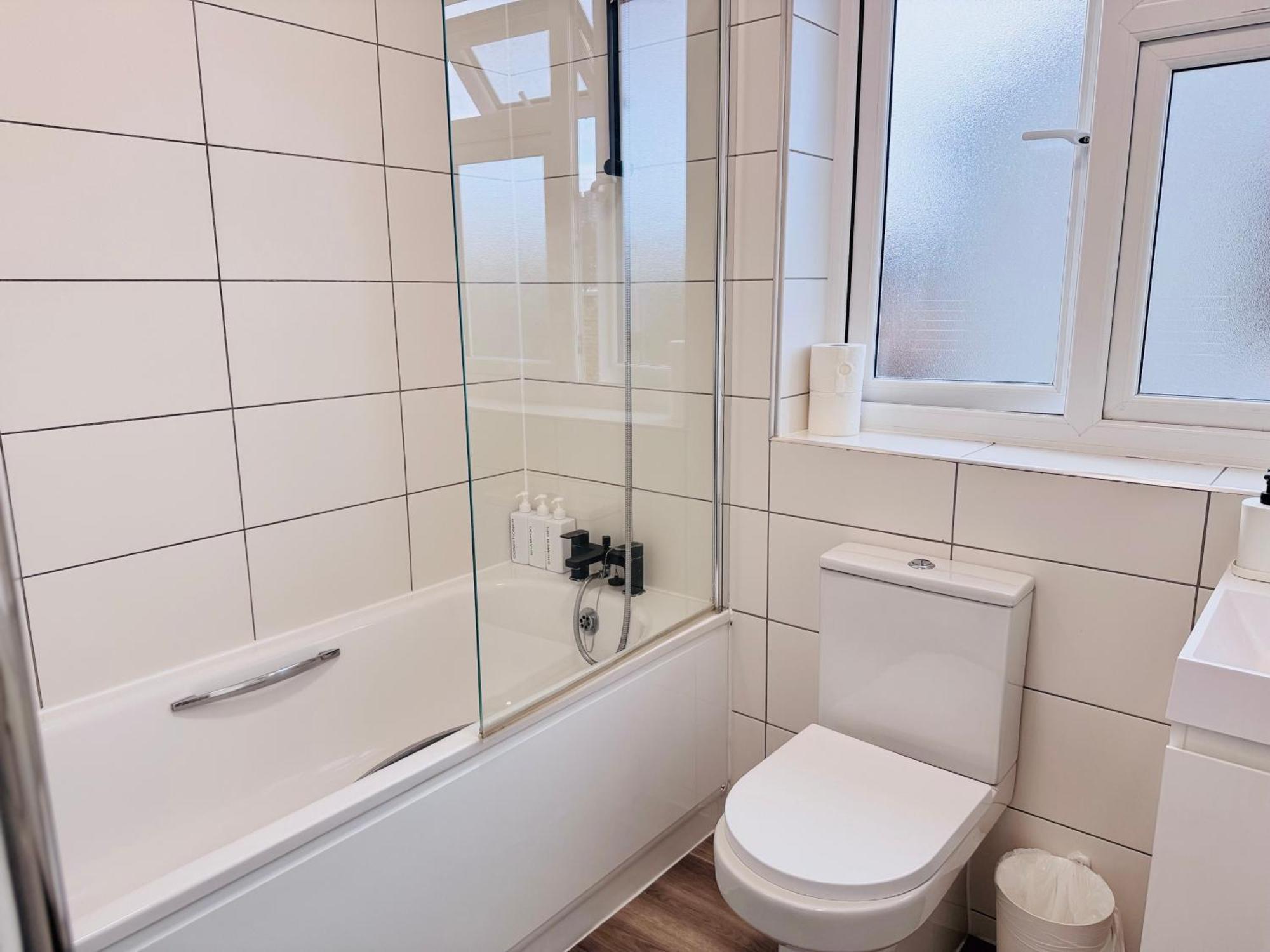 Convenient 2-bed 30min To * London