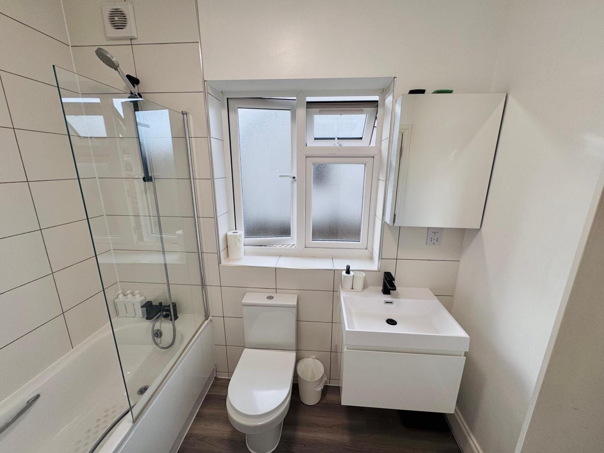Apartment Convenient 2-bed 30min To *