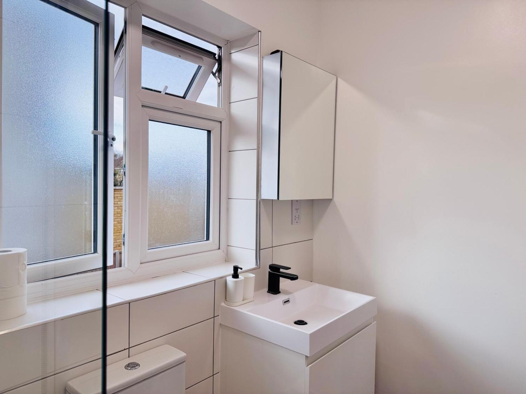 Convenient 2-bed 30min To * London