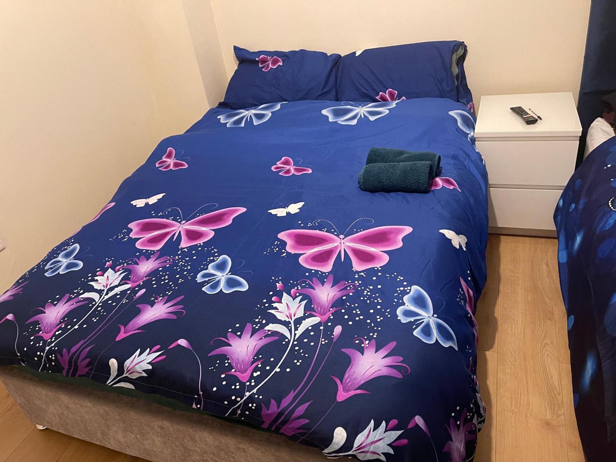 4 Beds Sleeps 15 Near Lcy Airport & Excel London