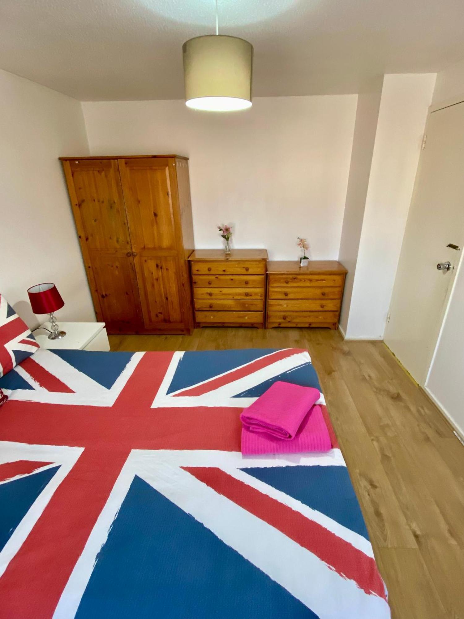 Cosy 3 Bedroom House Near Stratford,olympic Park, E15 * Londen