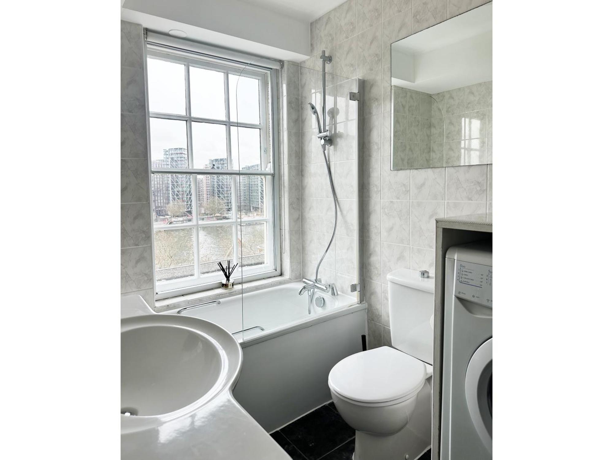 Riverside Modern One Bedroom Apartment
