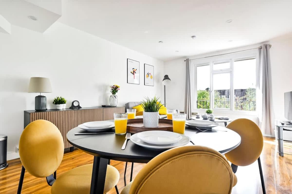 Spacious 2 Bed Duplex - Zone 1 - Workspace *