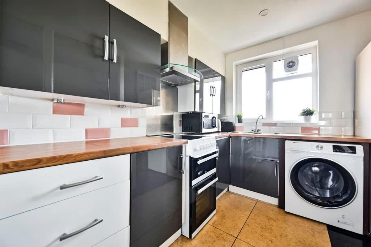 Spacious 2 Bed Duplex - Zone 1 - Workspace Apartment London