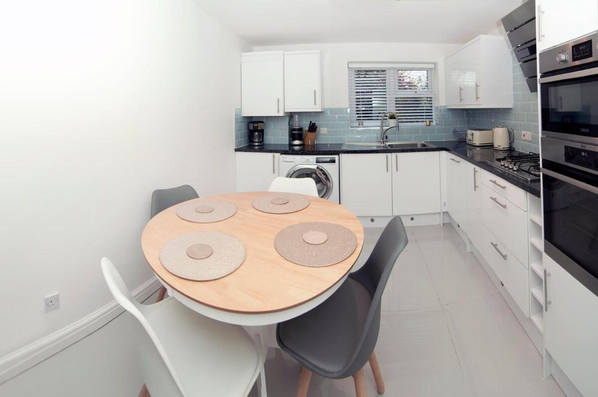 Apartment Luxurious Zone 2, One Stop Bridge! London