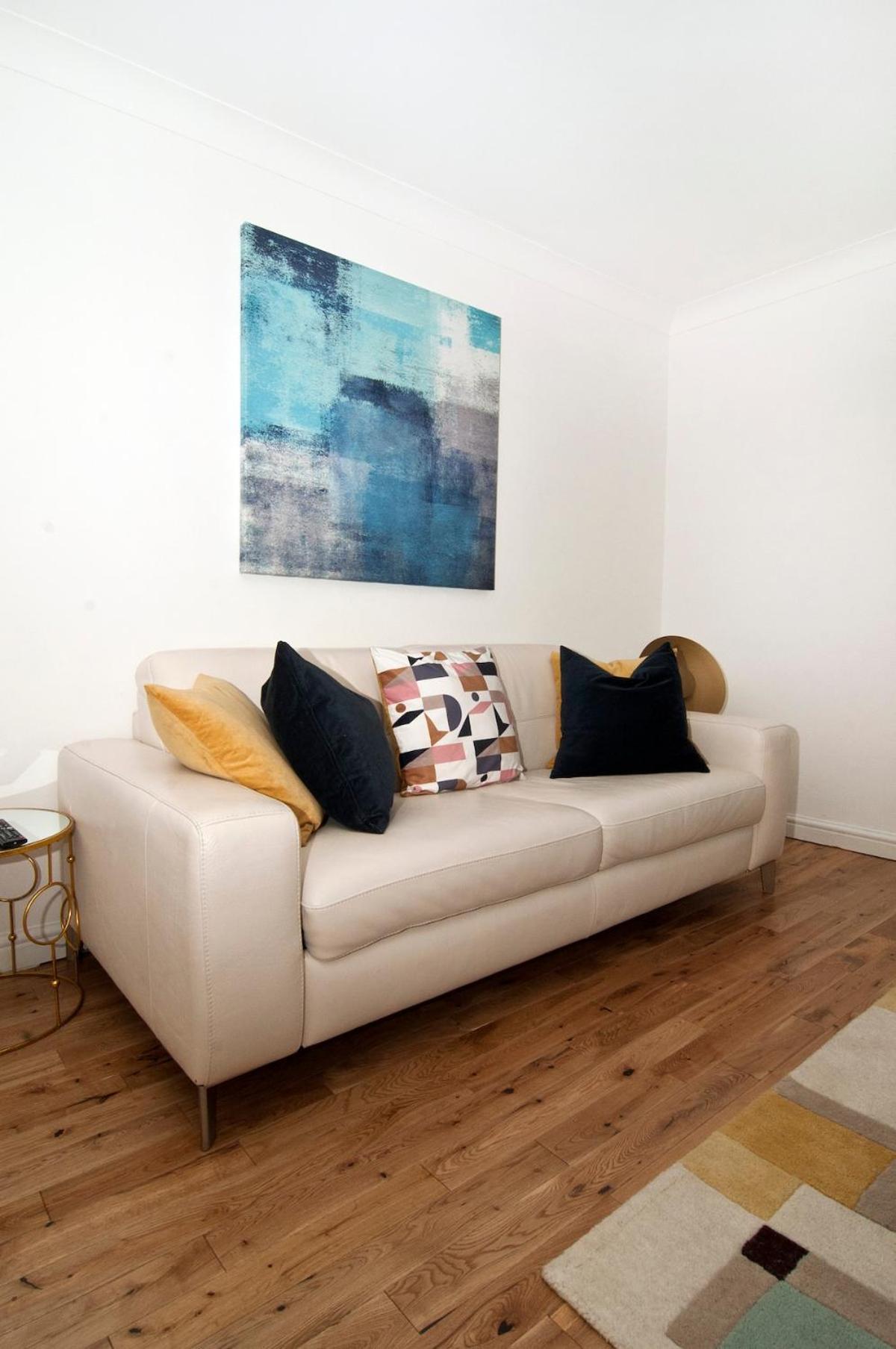 Luxurious Zone 2, One Stop Bridge! Apartment
