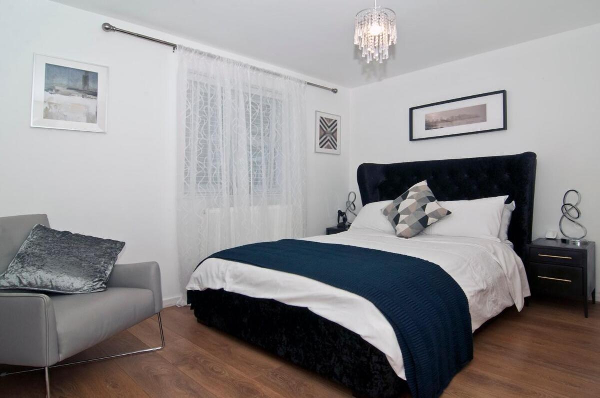 Luxurious Zone 2, One Stop Bridge! Apartment London