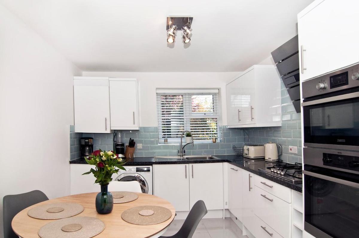 Luxurious Zone 2, One Stop Bridge! * London