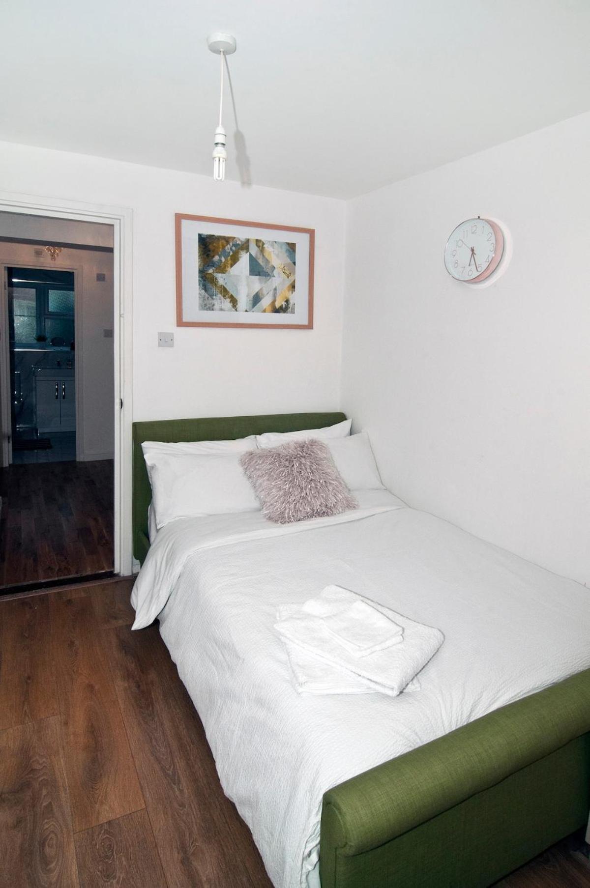 Luxurious Zone 2, One Stop Bridge! Apartment London