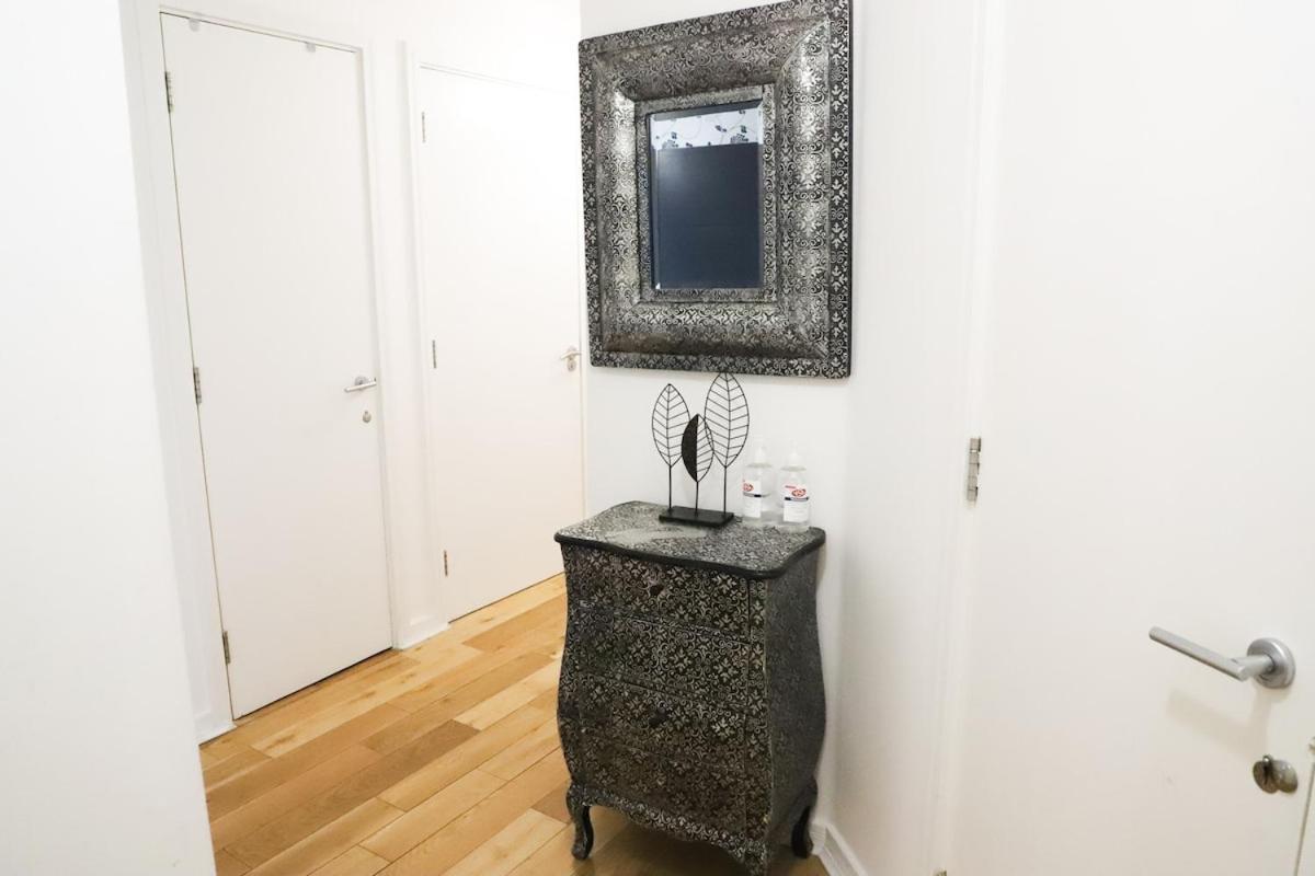 Great Location, Direct Links To Bridge! London