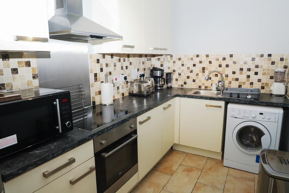 Apartment Great Location, Direct Links To Bridge! London