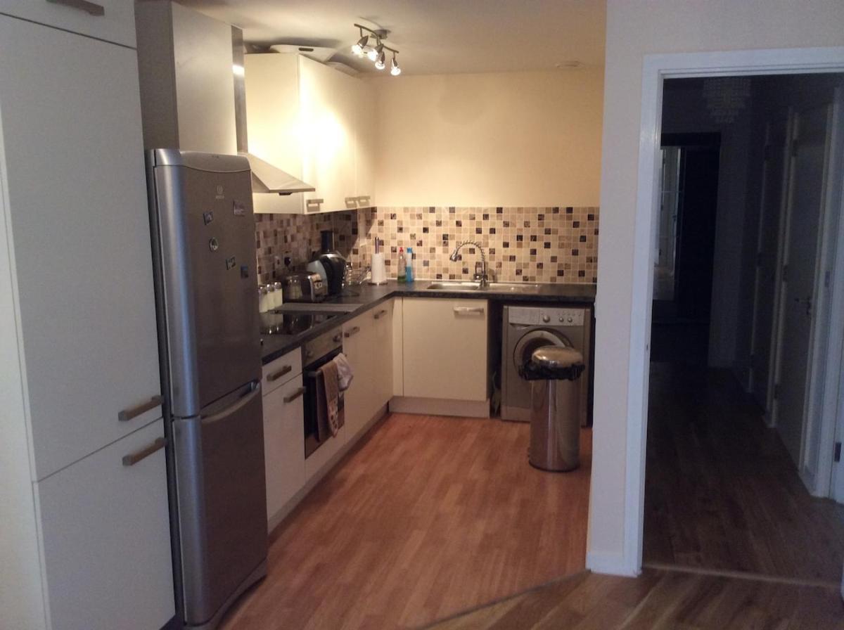 Great Location, Direct Links To Bridge! London