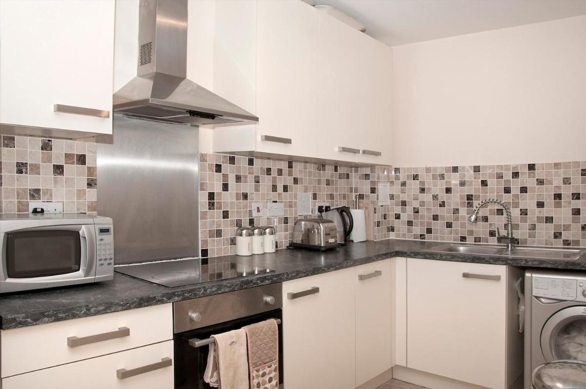 Great Location, Direct Links To Bridge! * London