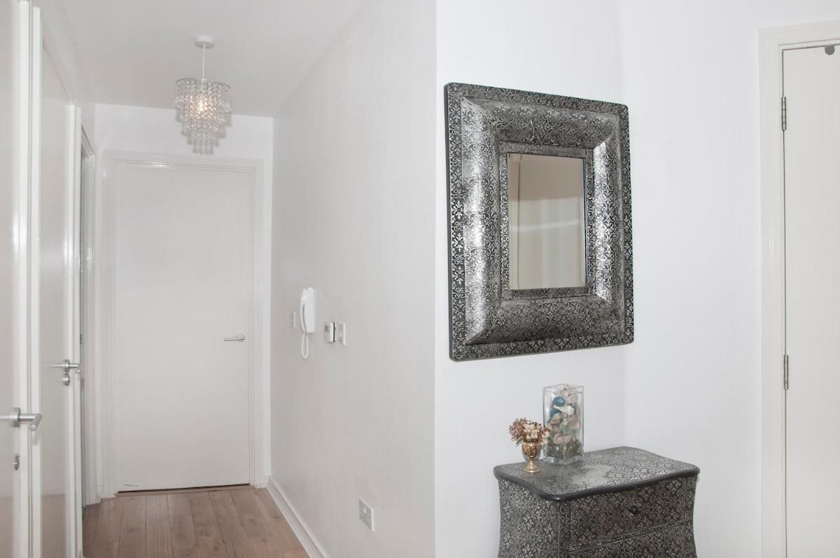 Great Location, Direct Links To Bridge! * London