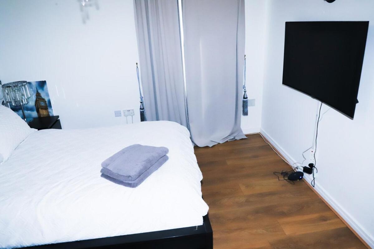 Apartment Great Location, Direct Links To Bridge! *