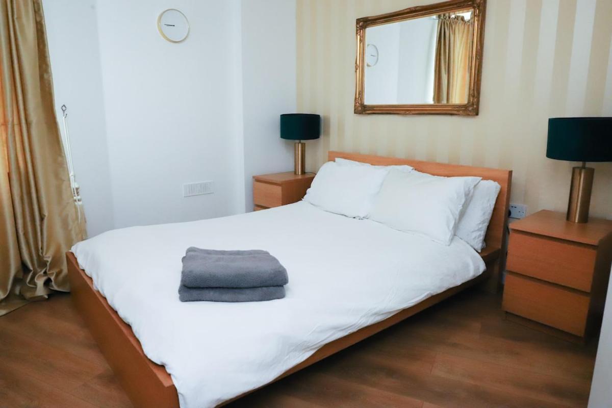 Apartment Great Location, Direct Links To Bridge! London