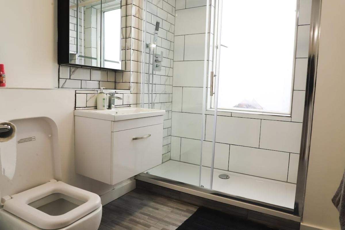 Great Location, Direct Links To Bridge! London