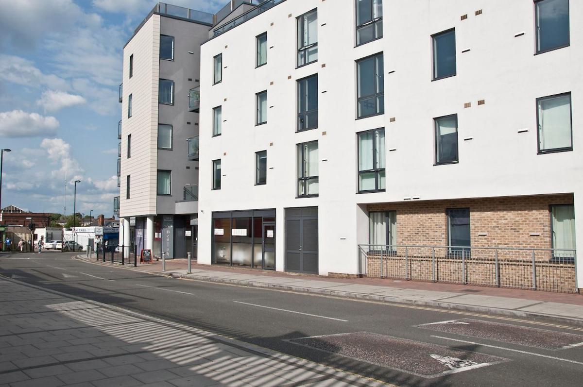 Apartment Great Location, Direct Links To Bridge! London