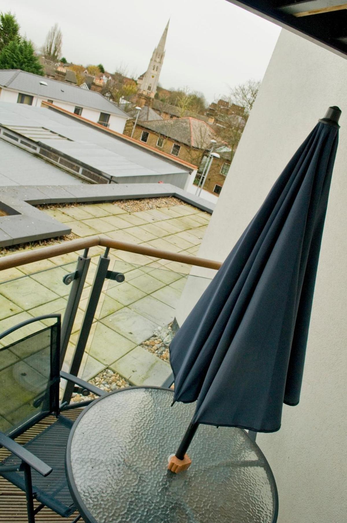 Great Location, Direct Links To Bridge! *
