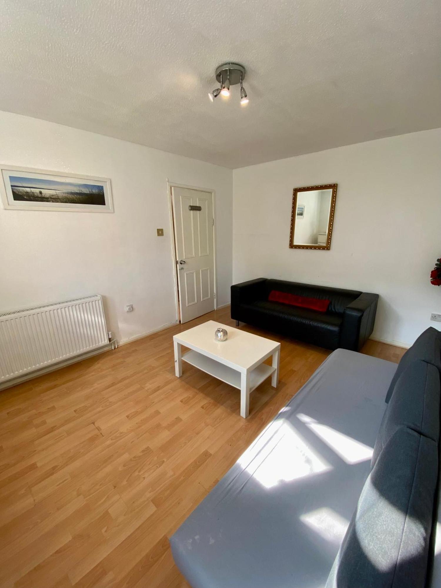 Cosy 3 Bedroom House Near Stratford,olympic Park, E15 Londen