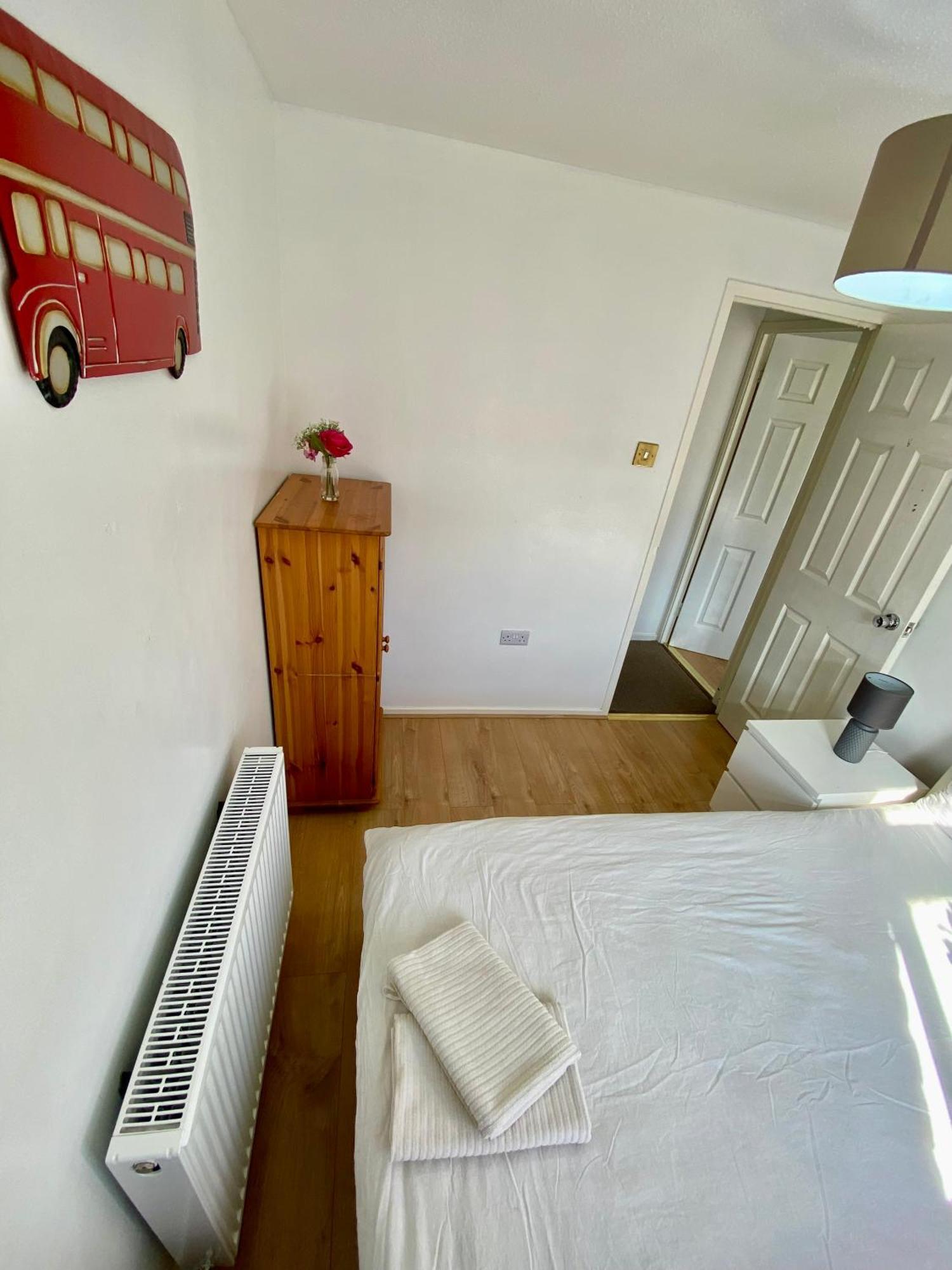 Cosy 3 Bedroom House Near Stratford,olympic Park, E15 *