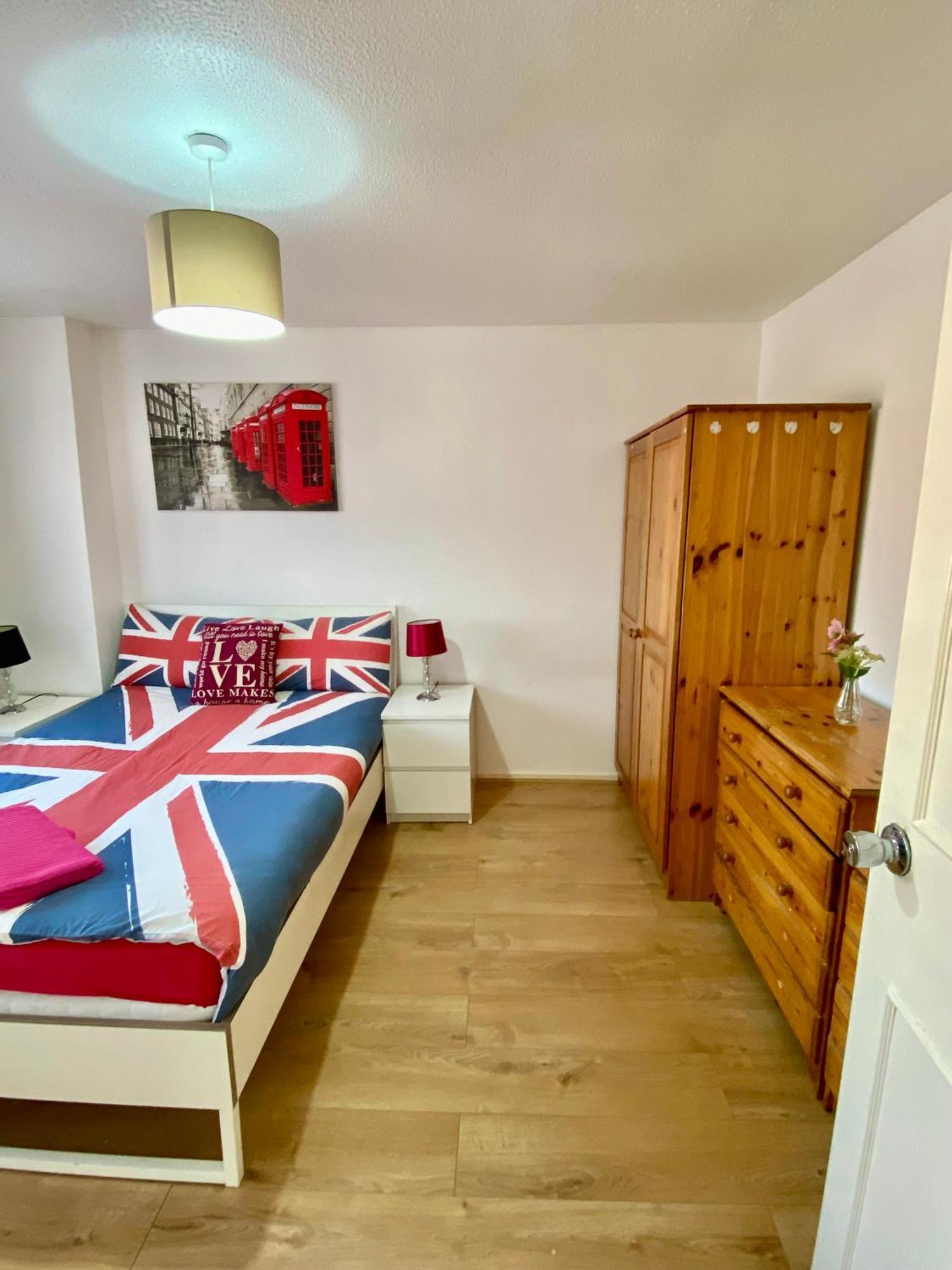 Cosy 3 Bedroom House Near Stratford,olympic Park, E15 Londen