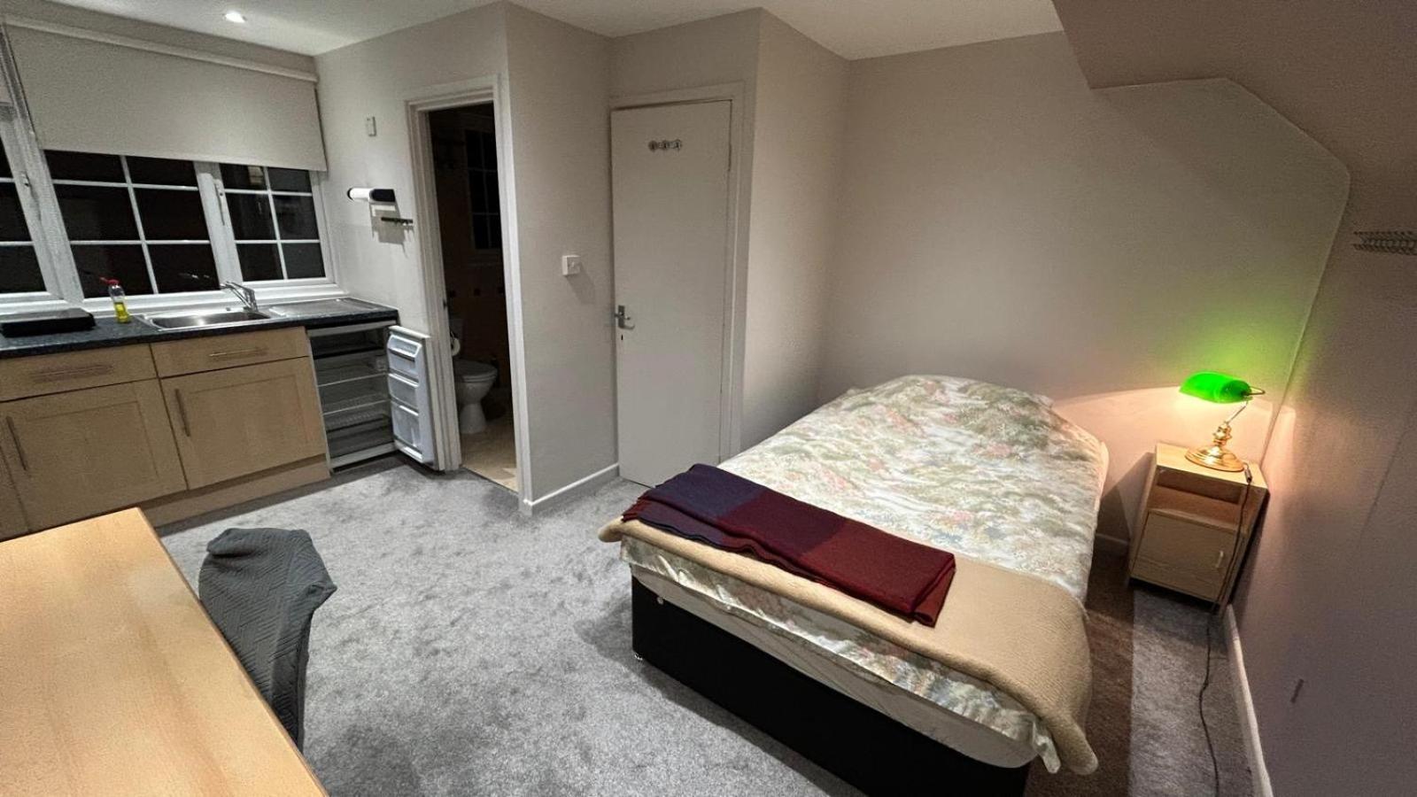 En-suite In Family House With Dog-white City, Westfield London