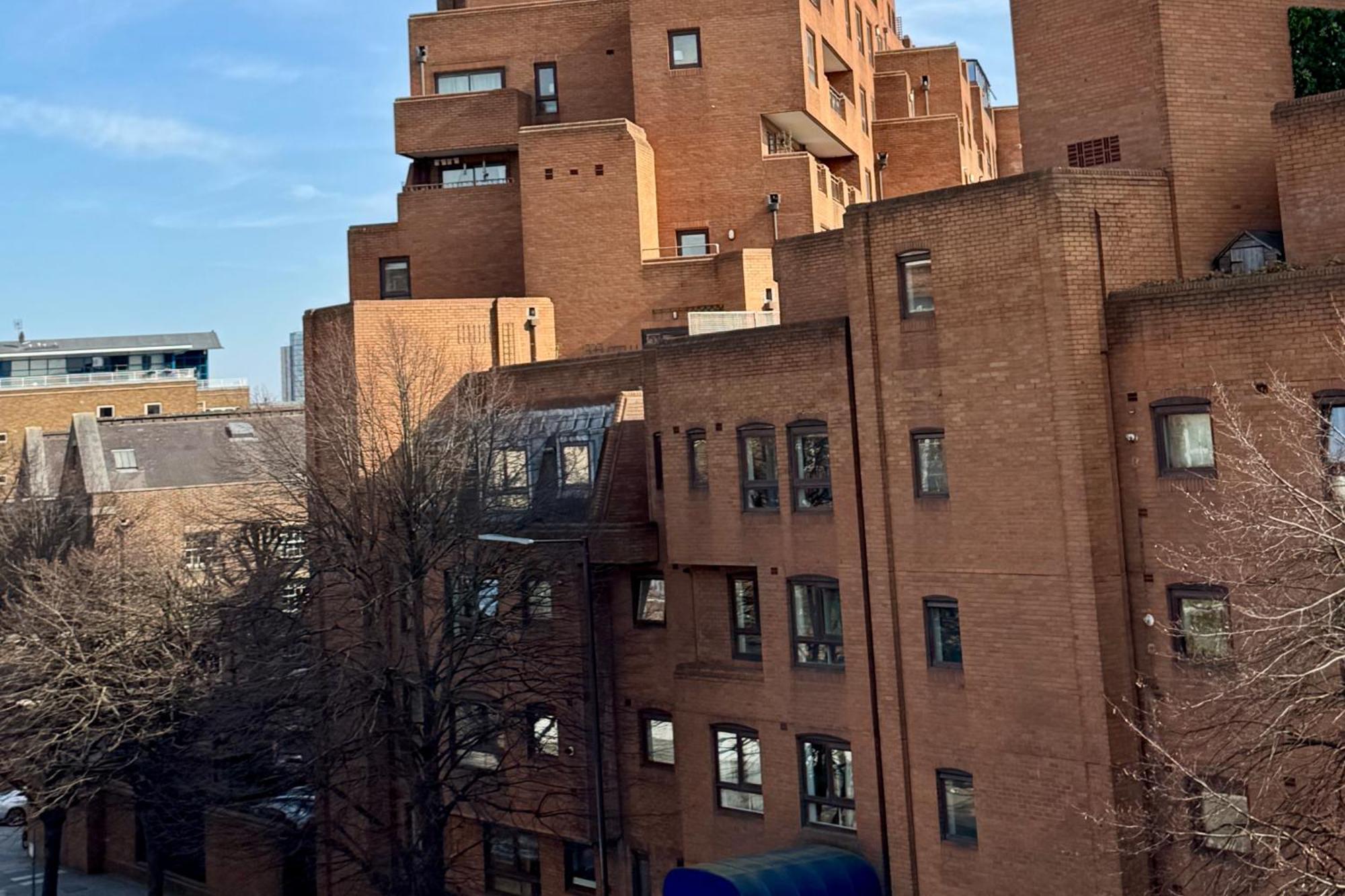 Stylish 1 Bed - Sleeps 4 & Free Parking Apartment *