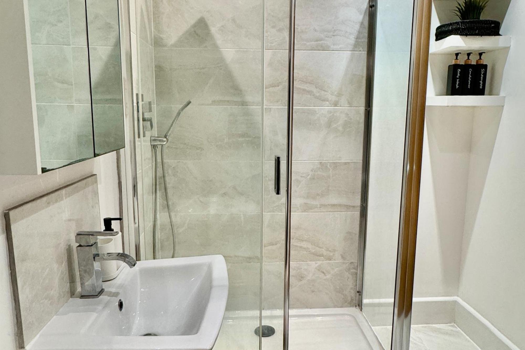 Apartment Stylish 1 Bed - Sleeps 4 & Free Parking *