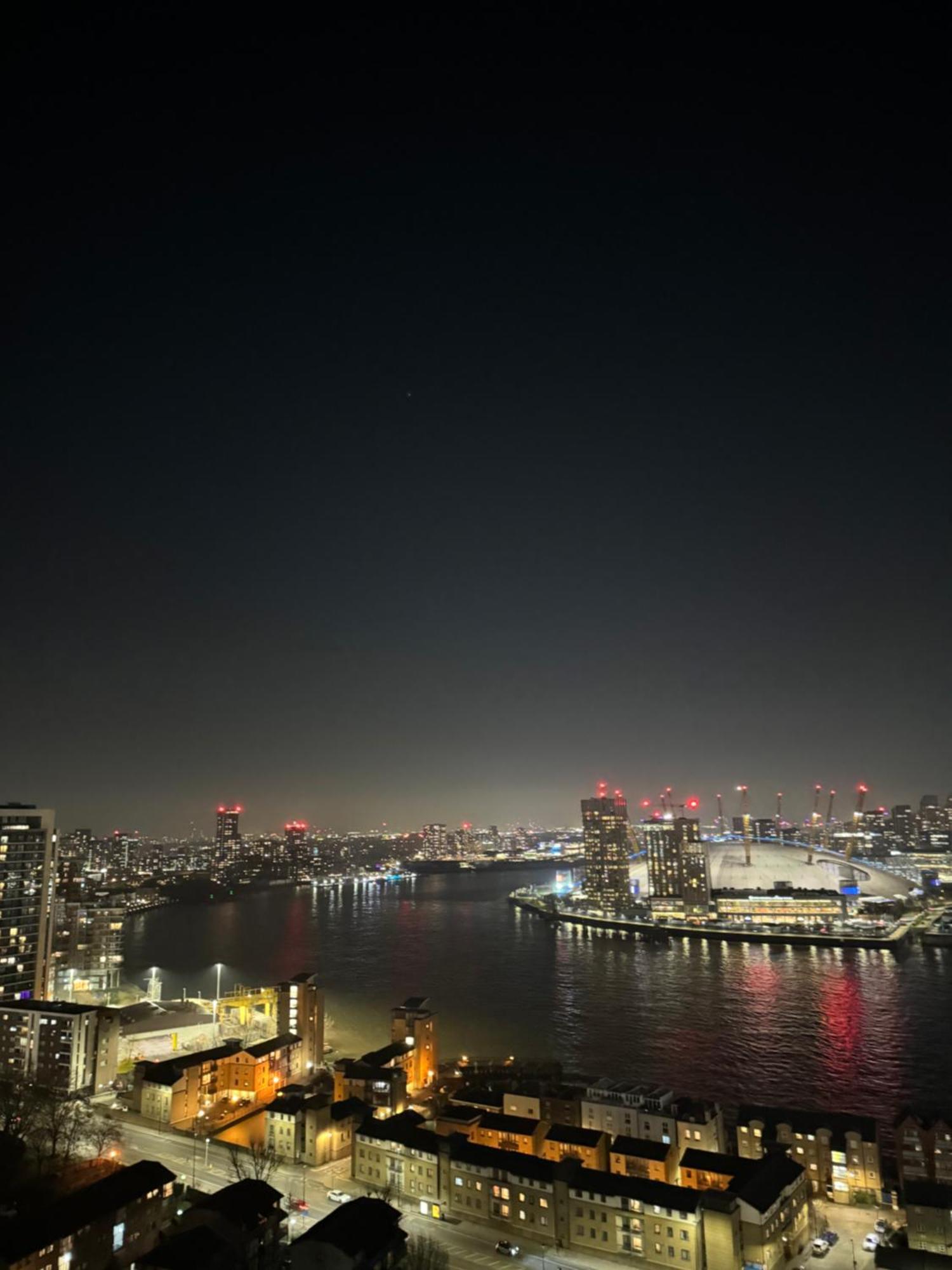 Luxury Canary Wharf Apt- Skyline Views & Balcony Apartment London