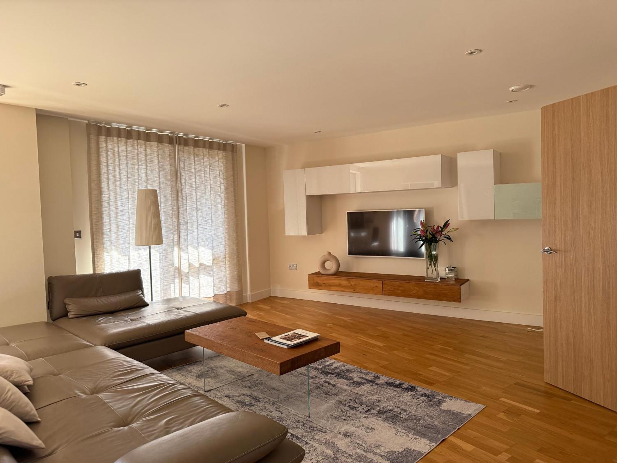New 3 Bedroom Near Tower Bridge Apartment London