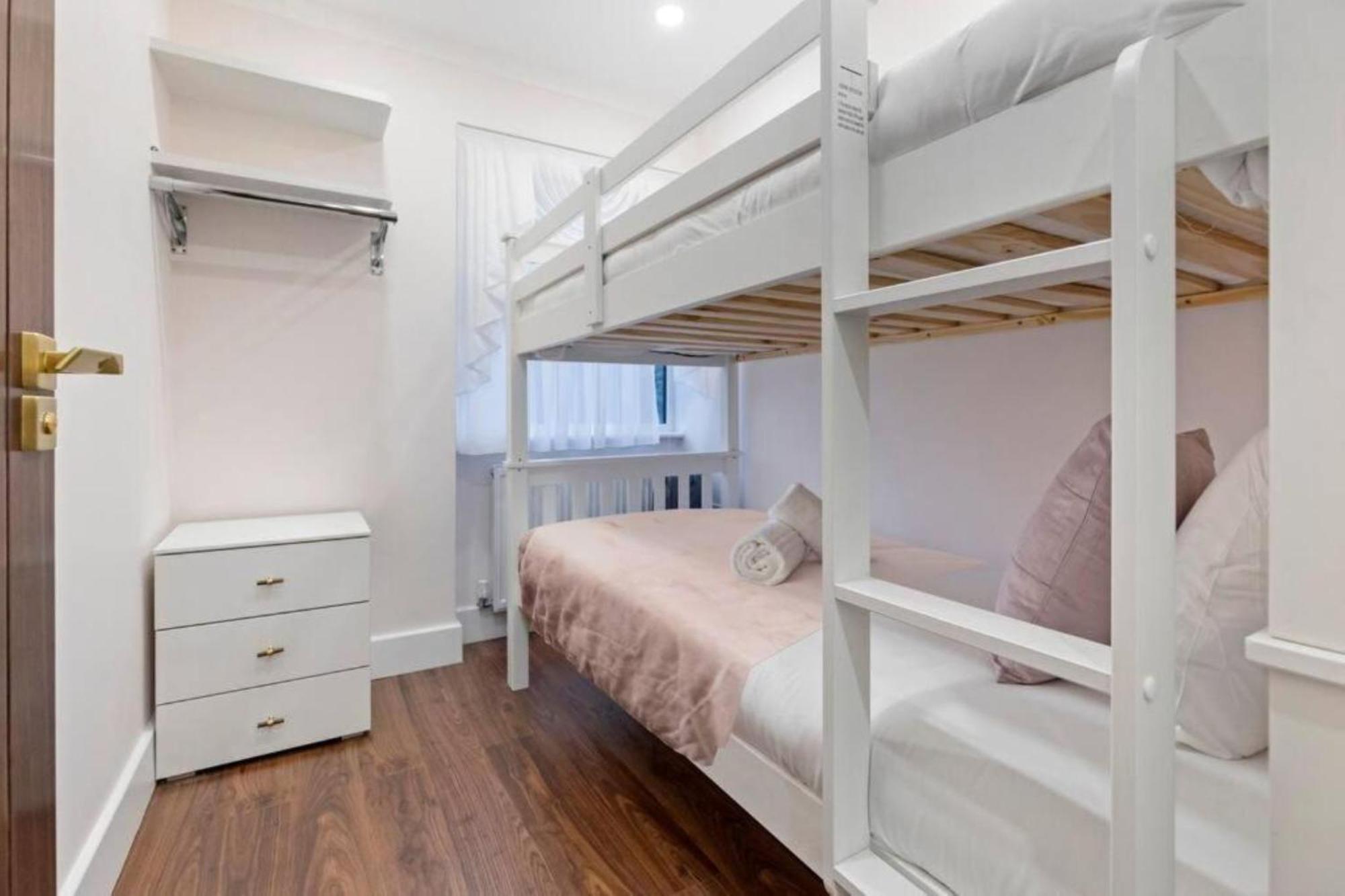 Metro Majesty 5-bedroom Gem In South Tottenham *