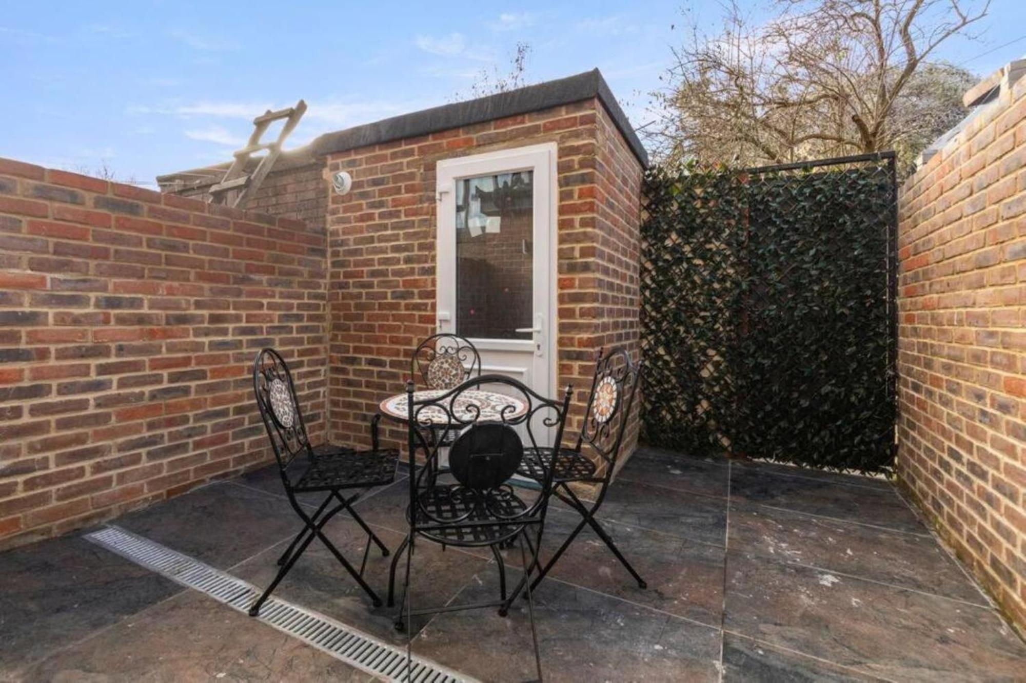 Metro Majesty 5-bedroom Gem In South Tottenham Apartment